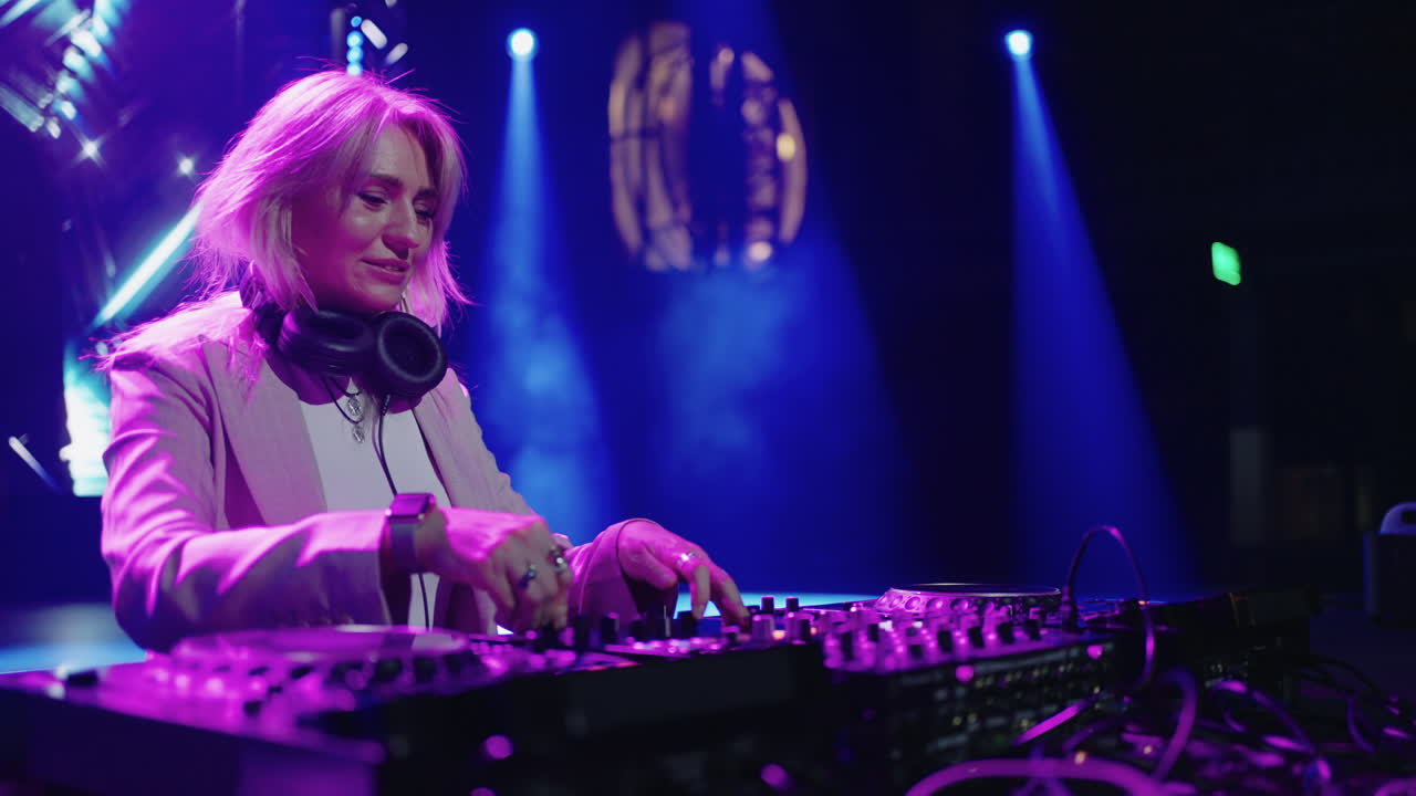 mujer dj actuando en un club nocturno