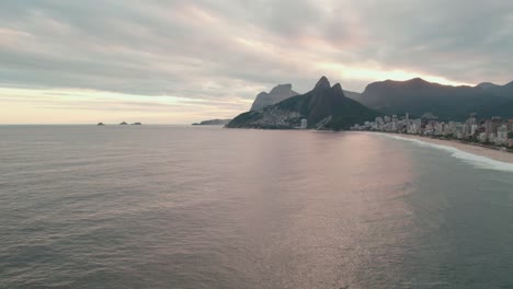 paisaje panorámico aéreo, río de janeiro, playa de leblon, colinas de brasil, horizonte de la ciudad en una cálida puesta de sol rosa, toma de establecimiento