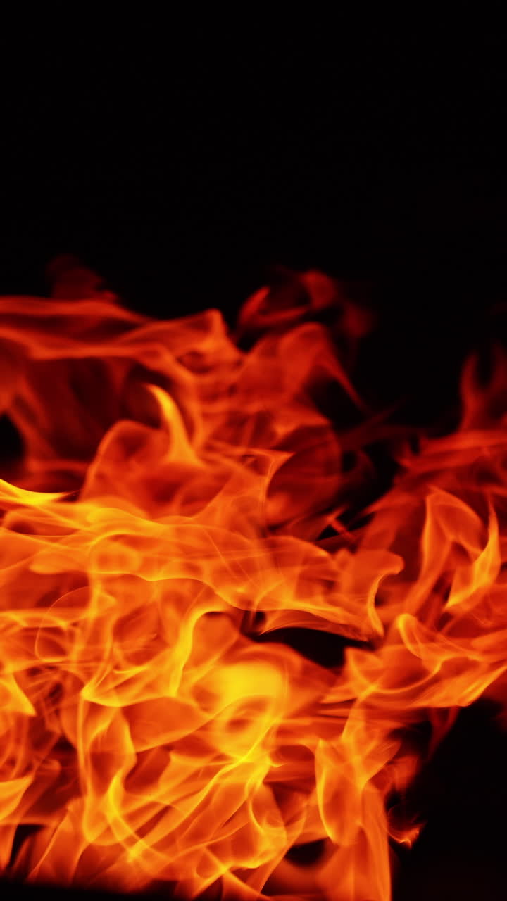 Fuoco rosso pericoloso che si piega verso il suolo. Falò acceso
