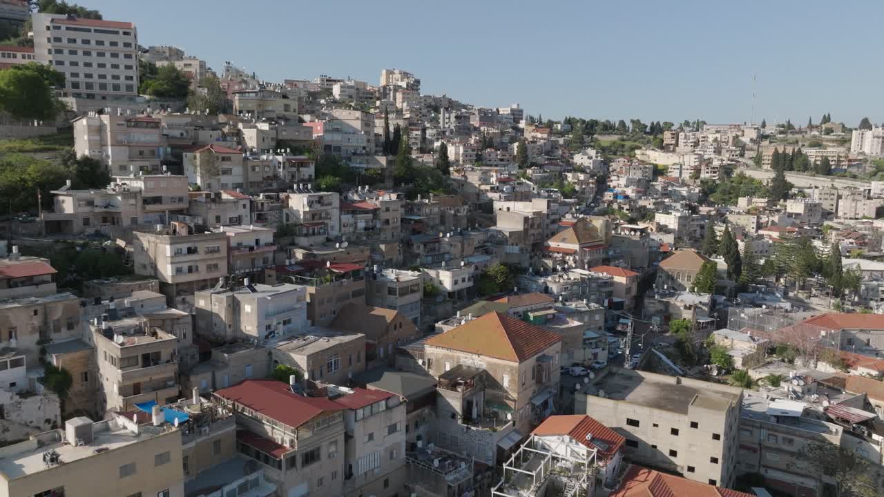 edificios de apartamentos abarrotados en la ladera de la ciudad antigua de nazaret, israel