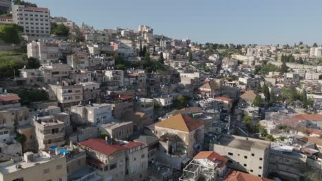 Edificios-De-Apartamentos-Llenos-De-Gente-En-La-Ladera-Del-Casco-Antiguo-De-Nazaret,-Israel