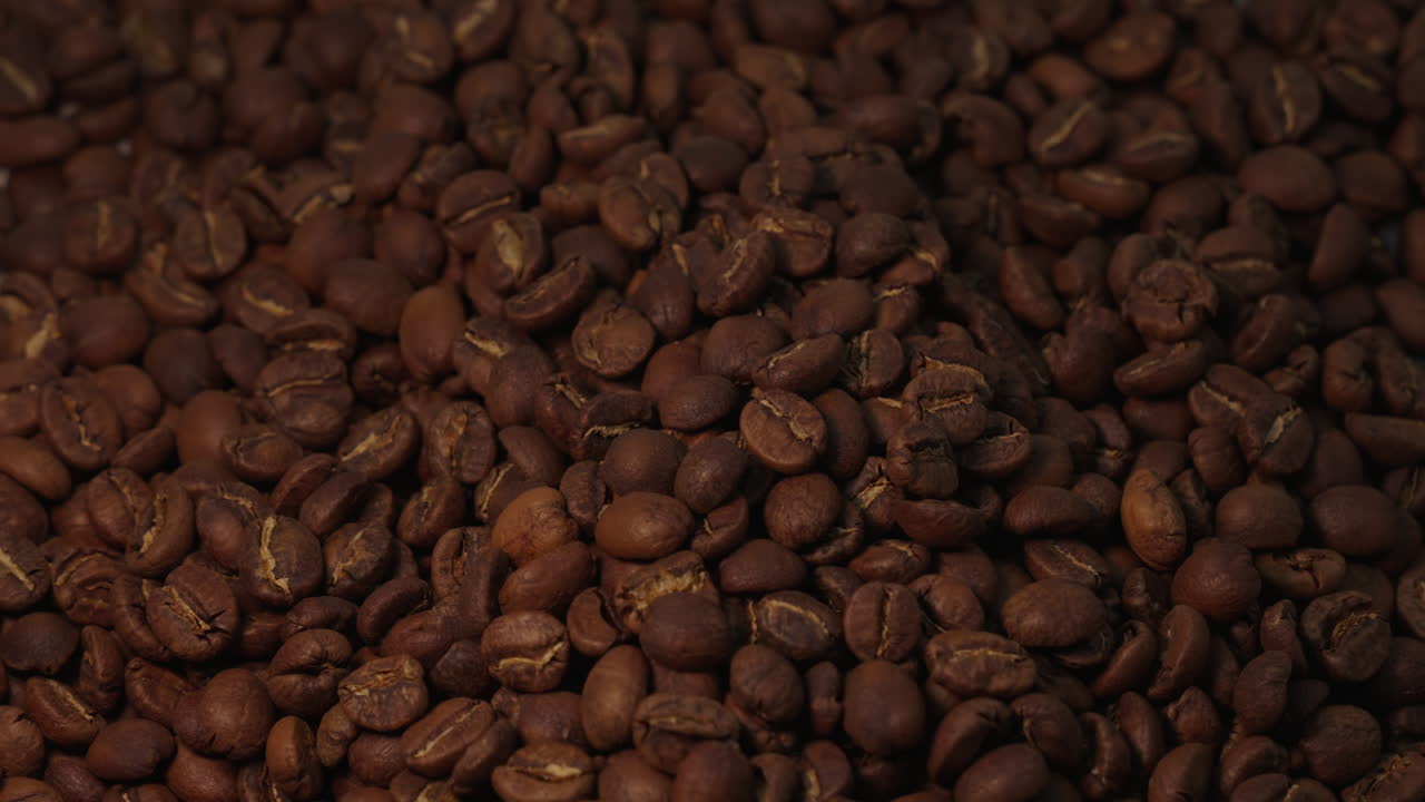 Luce dorata che sorge sopra un mucchio di chicchi di caffè