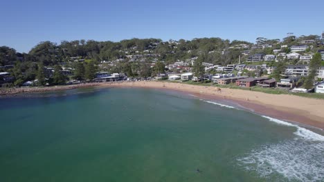 Turistas-Nadando-En-La-Playa-De-Avoca-En-La-Costa-Central,-Nueva-Gales-Del-Sur,-Australia---Toma-Aérea