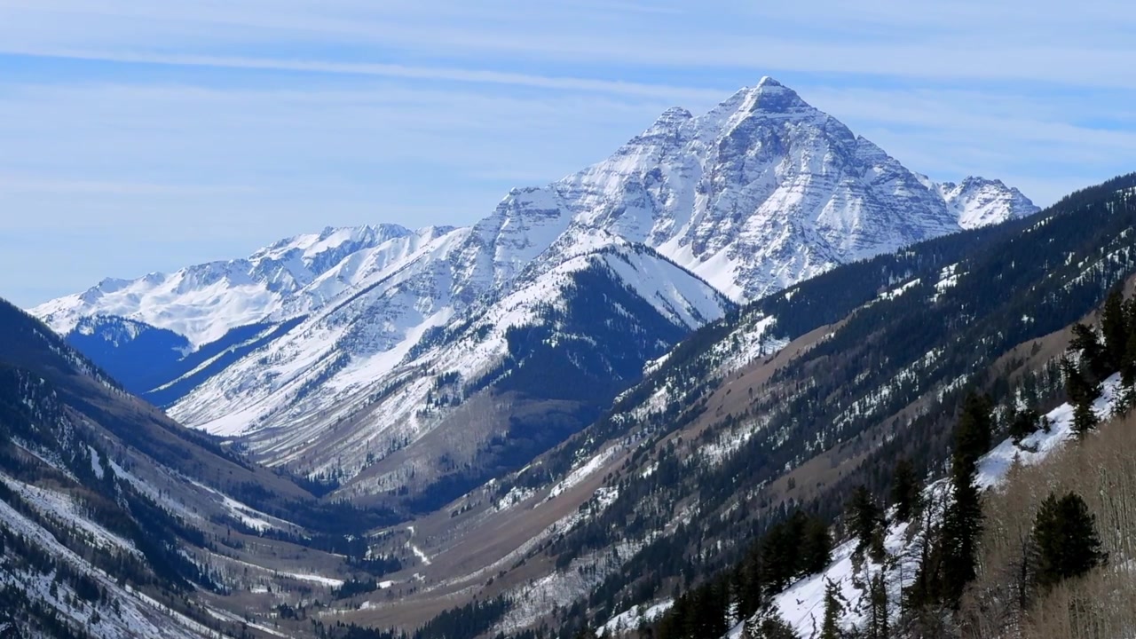 Resort sciistico di Aspen Buttermilk Mountain in inverno, vista dalla Cliffhouse di Pyramid Peak 14er Colorado, paesaggio naturale panoramico della Valle di Maroon Creek, Catena montuosa Elk, Foresta Nazionale White River, statico.