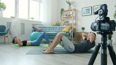couple workout video: home sit-ups