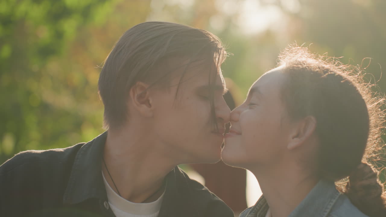 Adolescenti che immaginano l'amore sotto il cielo notturno. La coppia visualizza un'unione per tutta la vita mentre il tramonto colora l'orizzonte. Aspirazioni giovanili sbocciano mentre gli innamorati immaginano il loro futuro sotto un cielo dipinto dal tramonto.