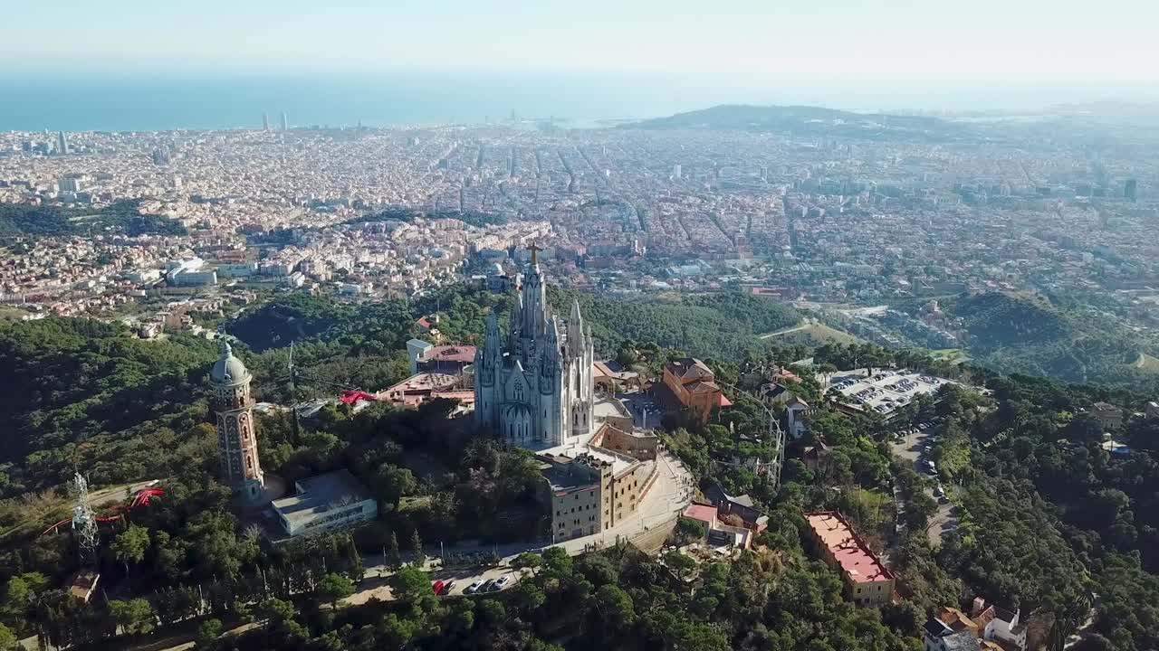 화창한 날 바르셀로나 티비다보 교회 드론 샷