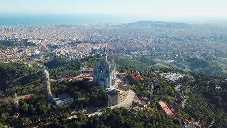 barcelona drone shot de la iglesia del tibidabo en un día soleado