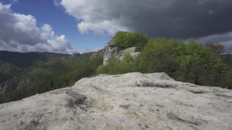 La-Meseta-De-Belintash-Es-Patrimonio-De-La-Humanidad-Por-La-Unesco-Con-Descubrimientos-Arqueológicos-En-Sus-Santuarios-Rupestres-Y-Bosques,-Ubicada-En-Asenovgrad,-Provincia-De-Plovdiv,-Bulgaria