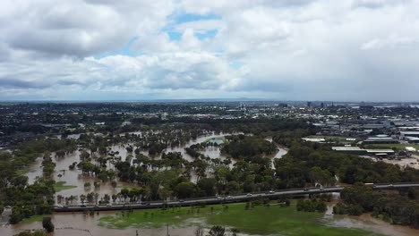 antena hacia la ciudad de geelong con el río barwon muy inundado