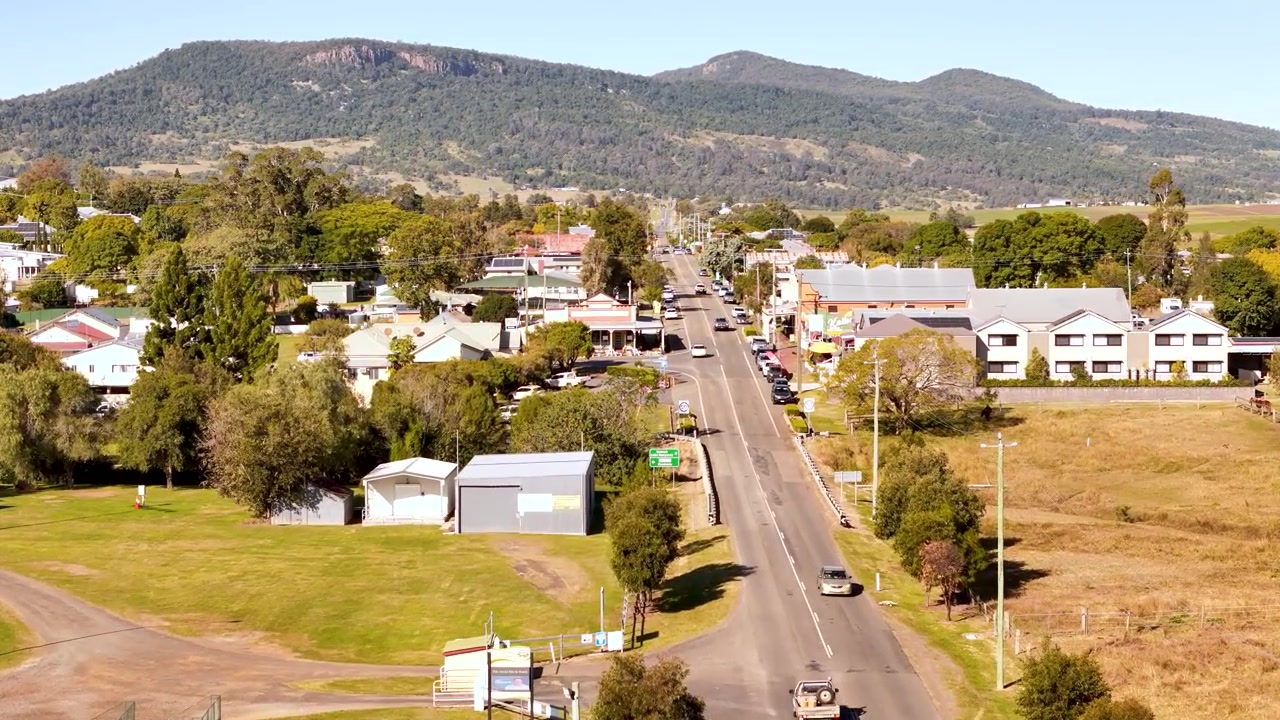 La graziosa cittadina di Kalbar in Australia con le Moogerah Peaks sullo sfondo