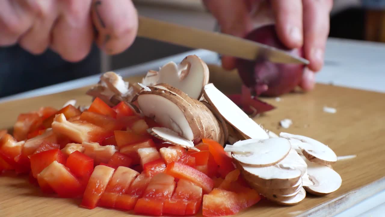 집 부엌 장면에 대한 얕은 초점을 닫습니다.