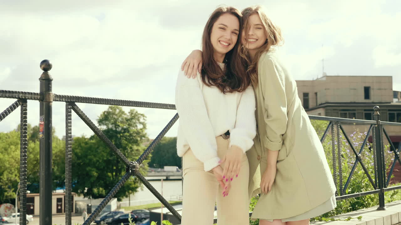 두 명의 젊은 여성이 야외에서 포즈를 취하고 있습니다.