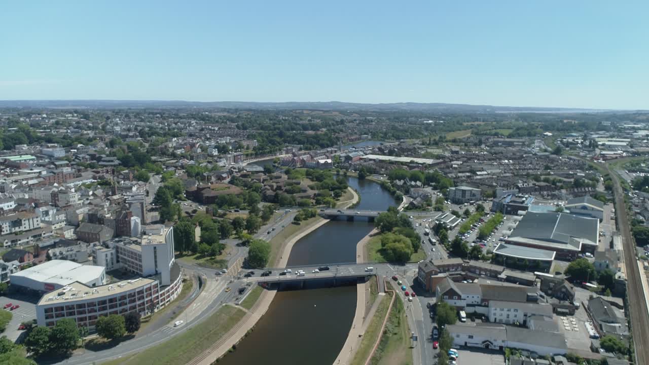 엑서터 시의 멋진 시각적 도시 경관, 교통, 현대 및 녹색으로 건설된 다리