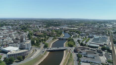 Stunning-visual-cityscape-of-the-city-of-Exeter,-bridges-built-up-with-traffic,-modern-and-green