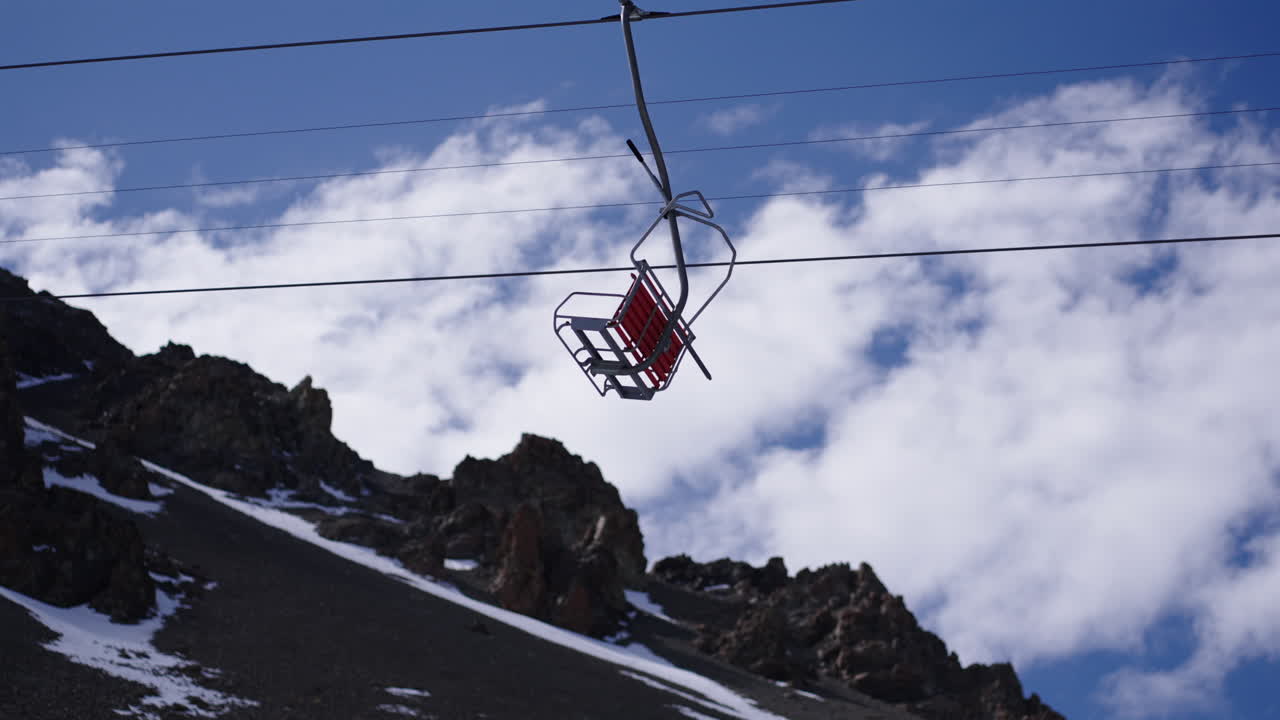 빈 스키 리프트 의자 는 아르헨티나 의 라 호야 에스 에 있는 거친 산기?? 위 에 매달려 있다