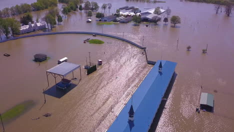 vista aérea de la zona inundada de la feria del condado y la pista de carreras en ionia, michigan