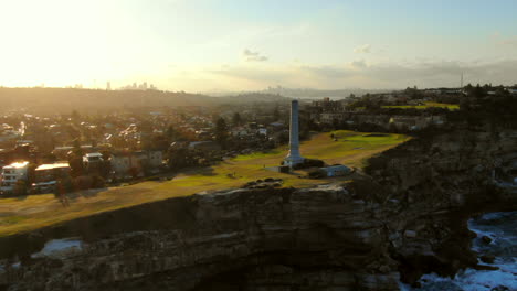 Luftaufnahme:-Filmische-Drohnenaufnahme,-Die-Den-Sonnenuntergang-über-Der-Skyline-Von-North-Bondi-Und-Sydney-CBD-Einfängt