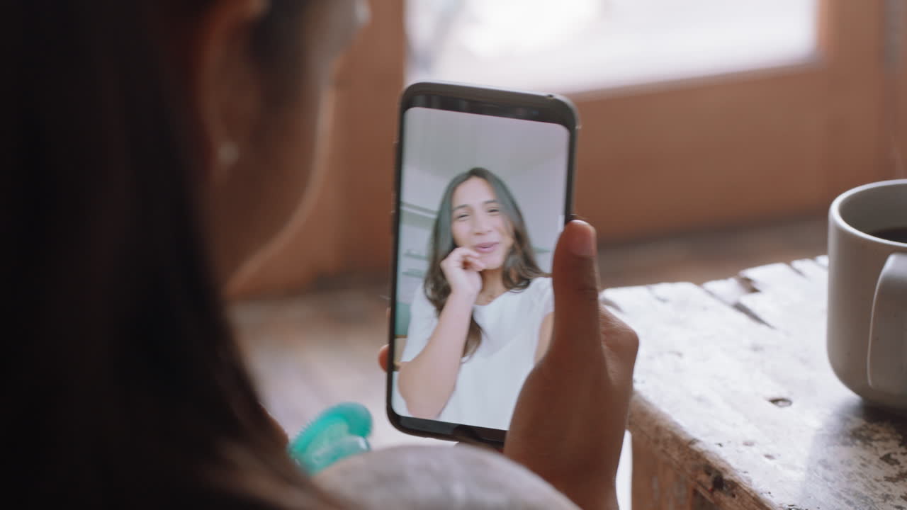 madre joven y bebé chateando por video con su mejor amiga usando un teléfono inteligente saludando a su bebé madre feliz disfrutando de compartir el estilo de vida de la maternidad