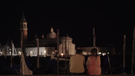 Pareja-Joven,-En,-El,-Muelle,-En,-Noche,-Venecia,-Italia