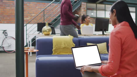 mujer de negocios biracial que usa una computadora portátil para una videollamada con espacio para copiar