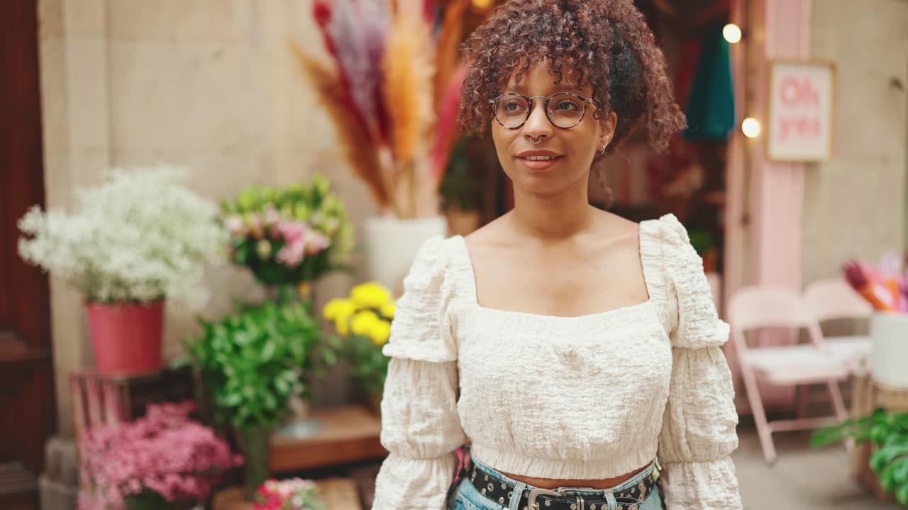 Donna di fronte a un negozio di fiori