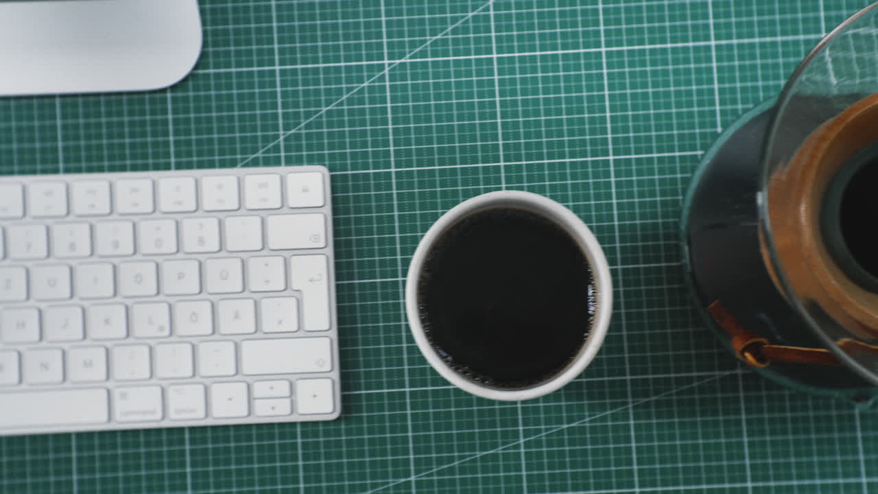 커피와 키보드가 있는 창의적인 전문가의 홈 오피스 책상