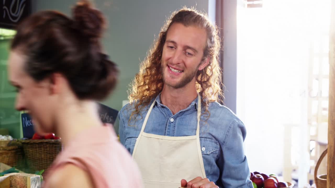 cliente que compra verduras en la sección orgánica