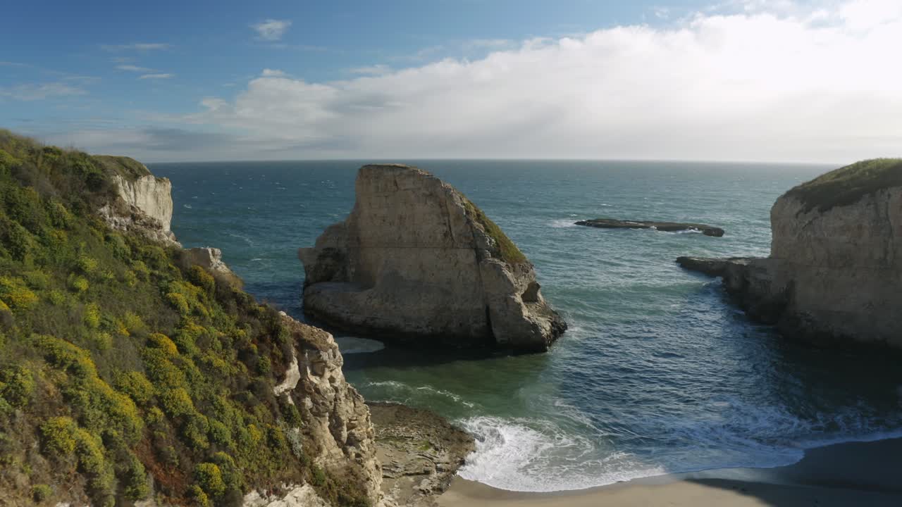 vista aérea de la caleta de aleta de tiburón, al norte de santa cruz.