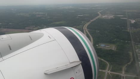 Blick-Aus-Dem-Flugzeugfenster,-Blick-Auf-Die-Vorbeiziehende-Landschaft-Mit-Blick-Auf-Den-Motor-Des-Flugzeugs