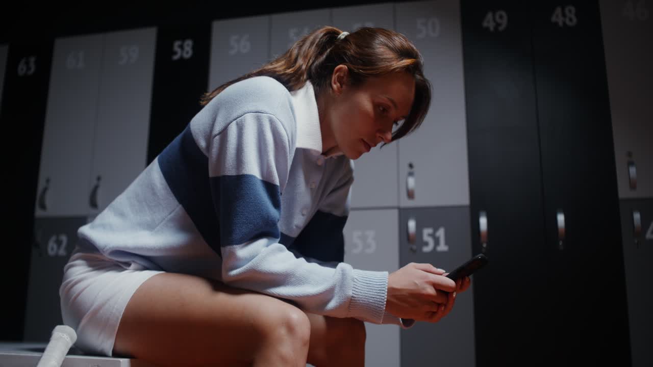 женщина пользуется телефоном в раздевалке.