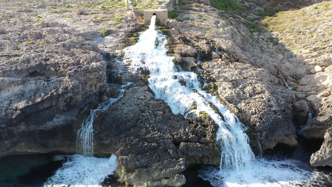 għar lapsi 역삼투 공장 물 배출구에서 몰타 해안선에서 물이 배출되는 조감도