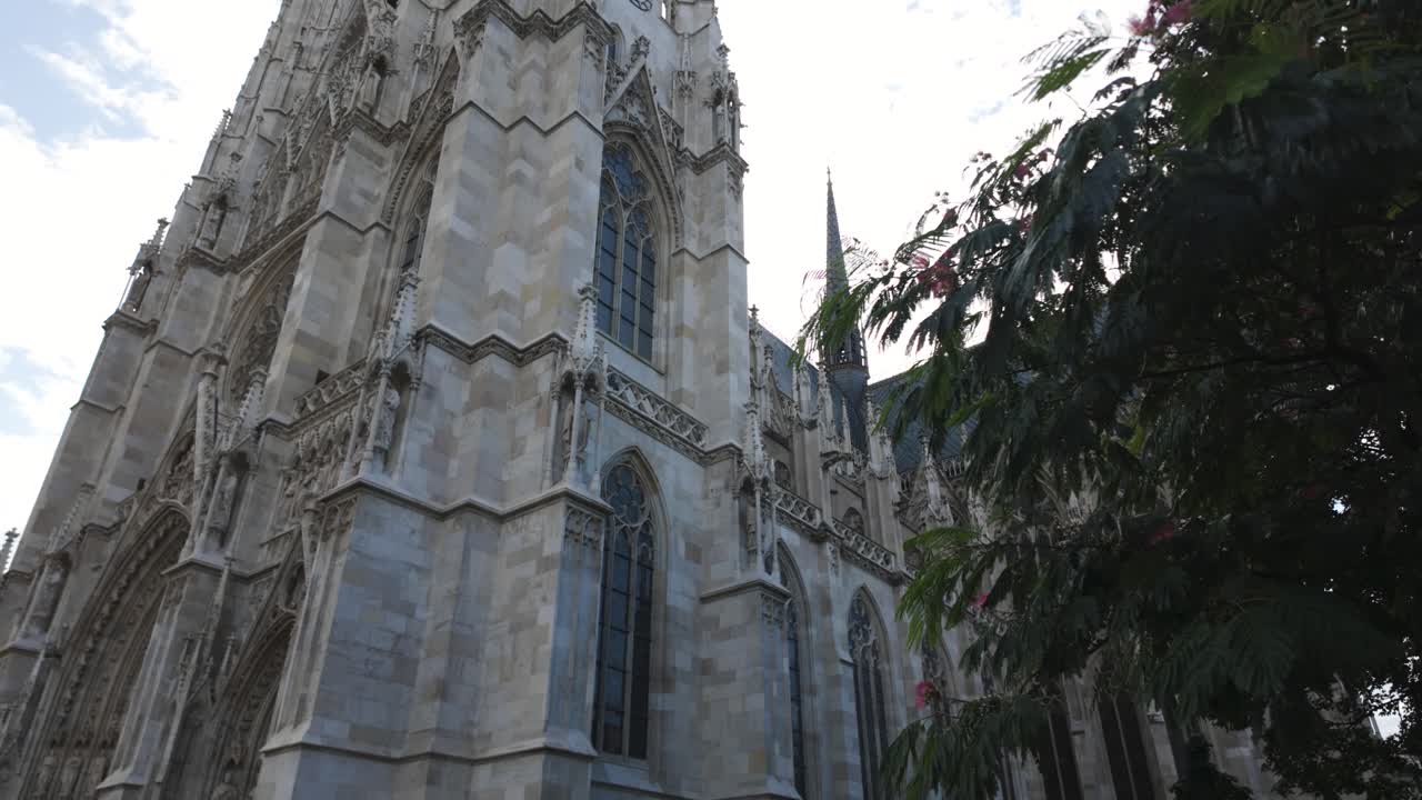 вотивная церковь в вене, австрия, подчеркивая ее готический архитектурный стиль и городское окружение