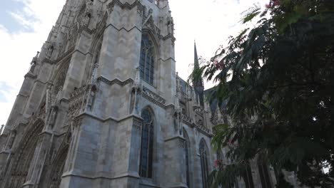 iglesia votiva en viena, austria, destacando su estilo arquitectónico gótico y sus alrededores urbanos
