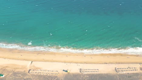 Paisaje-Marino-De-Verano-Hermosas-Olas,-Agua-De-Mar-Azul-En-Un-Día-Soleado