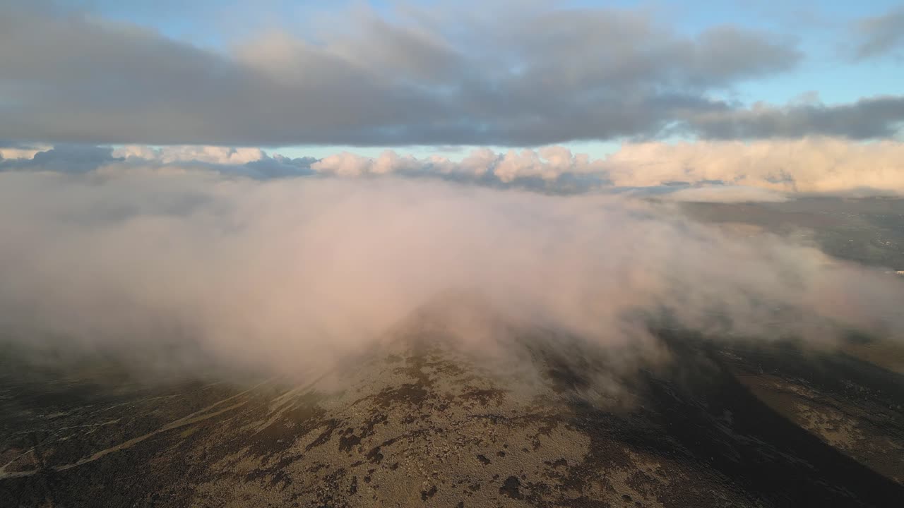 deslumbrante nublado sobre la montaña del pan de azúcar en co
