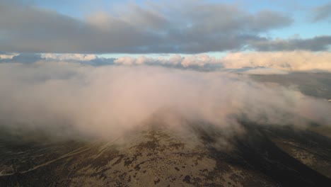 Impresionante-Nublado-Sobre-La-Montaña-Del-Pan-De-Azúcar-En-Co