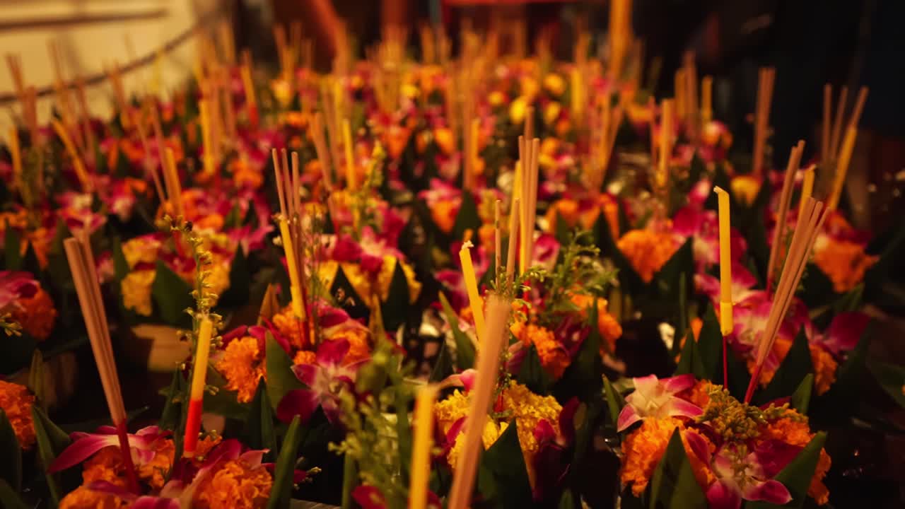 primer plano de hermosas flores de loy krothong en cestas en el puesto a la venta en el mercado nocturno para el festival de loy krathong en bangkok, tailandia, asia