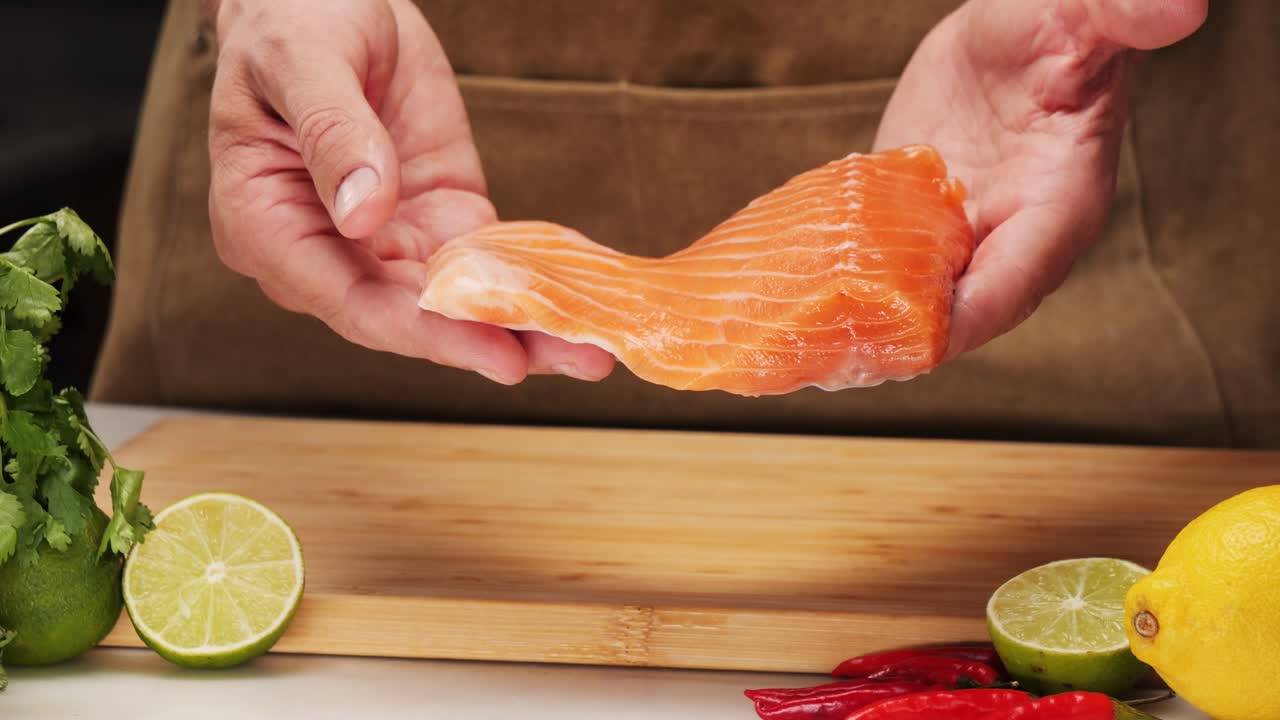 preparación de salmón crudo