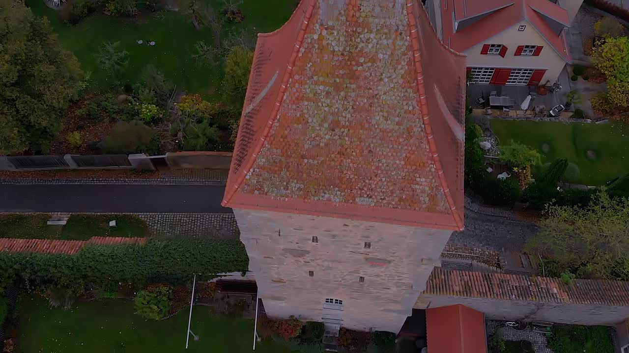 беспилотник над башней каменной стены старого города