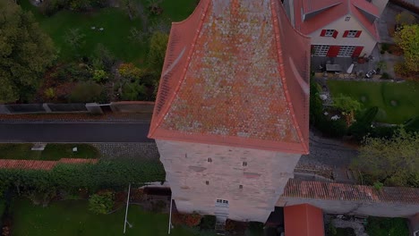 Drohne-über-Dem-Turm-Der-Alten-Stadtsteinmauer