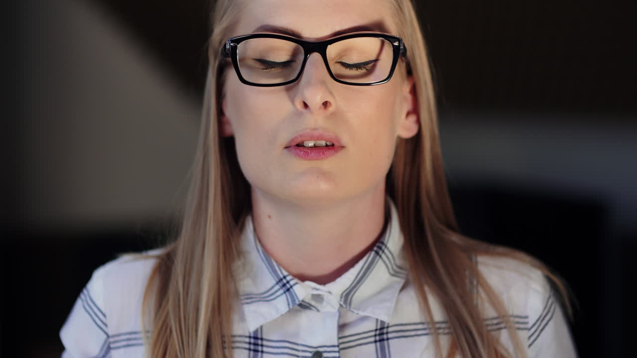 primer plano de una mujer de negocios agotada bebiendo café