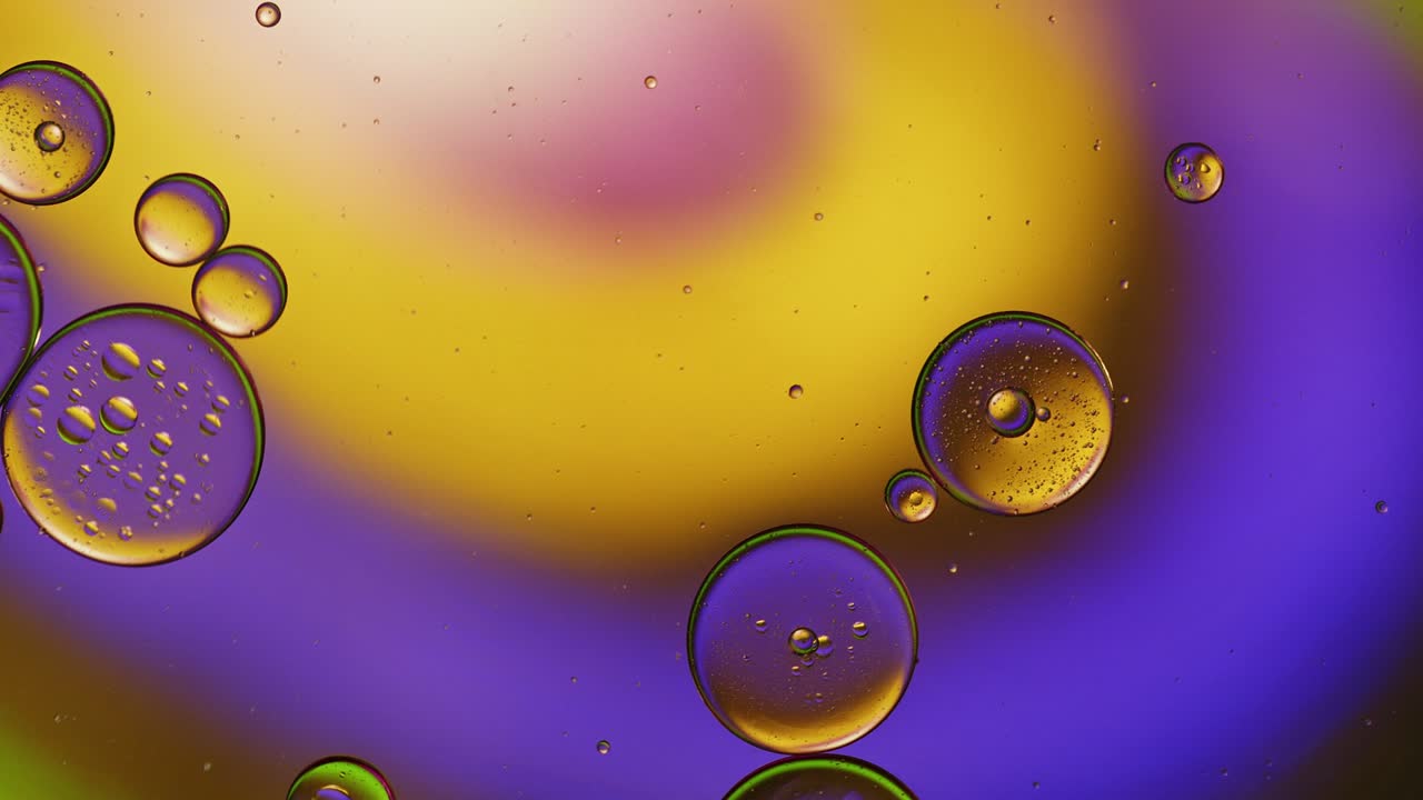 Abstracte kleurrijke voedseloliedruppels, bellen en bollen die stromen