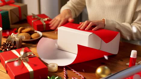 Frau-Zeigt-Weihnachtsgeschenk-In-Kraftpapier-Mit-Roter-Schleife.-Vertikales-Video.-Frau-Zeigt-Weihnachtsgeschenk-In-Kraftpapier-Mit-Roter-Schleife.-Lächelnde-Frau-Hält-Neujahrsgeschenkbox.-Frohe-Weihnachten-Oder-Ein-Glückliches-Neues-Jahr-2025-Feiern.-Vertikales-Video