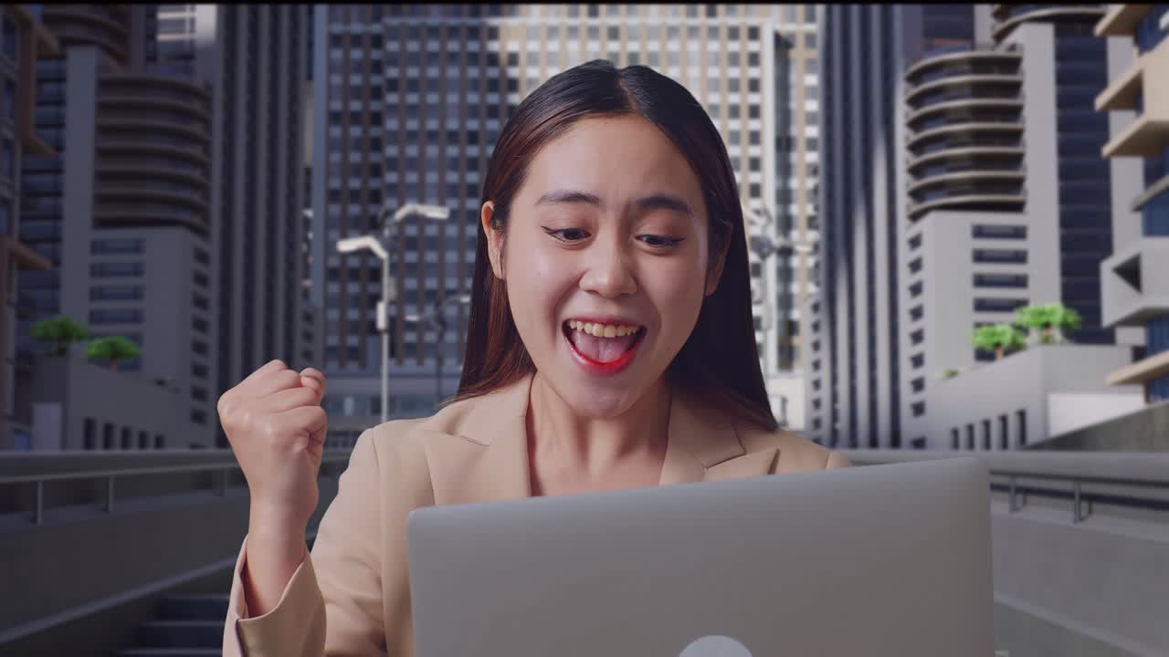 행복한 사업가 여성이 노트북으로 성공을 축하하고 있습니다.