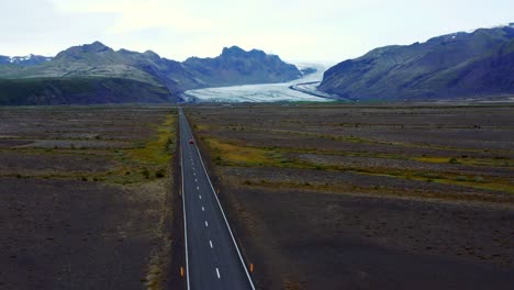 conducción de automóviles en la carretera asfaltada con el glaciar svinafellsjokull en la distancia en svinafell, islandia