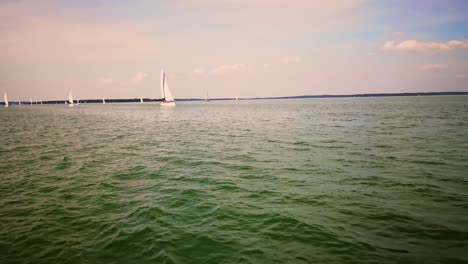 yates de lujo en regata de vela