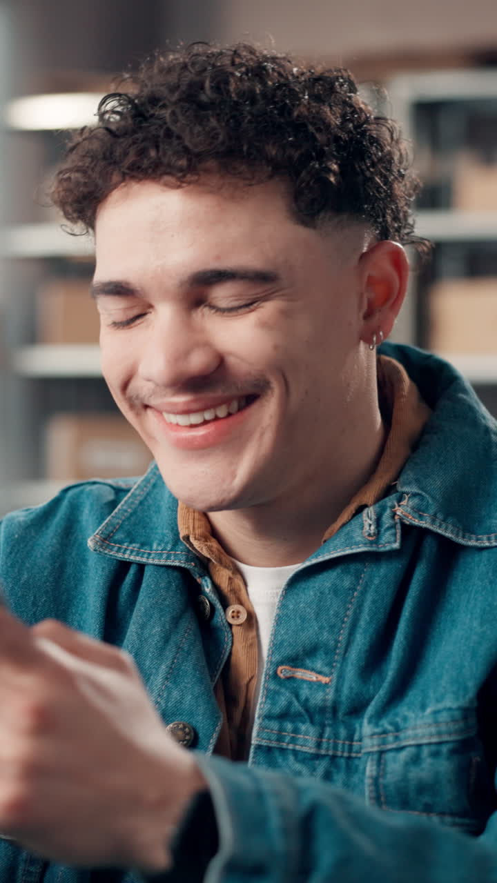 Primo piano di un giovane uomo felice che sorride e guarda in basso