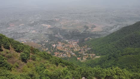 toma aérea reveladora de un dron de un joven que disfruta de la vista de katmandú desde una ruta de senderismo, nepal