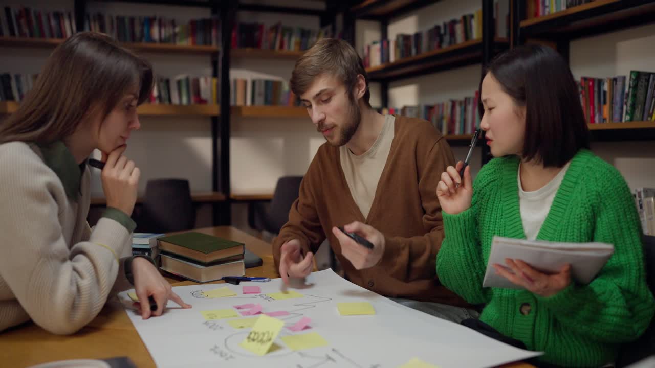 estudiantes que colaboran en una biblioteca